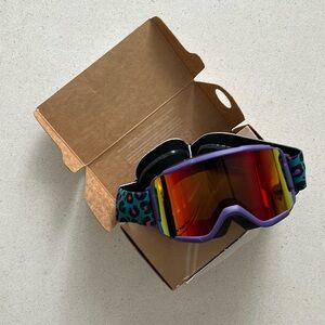 Smith snowboard/ski goggles with leopard strap